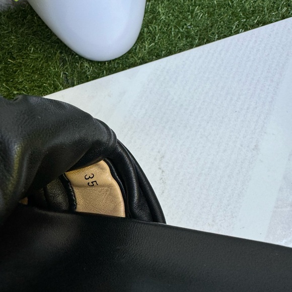 DEAR FRANCES Tye Slide, Black
Soft leather knot slide SIZE 5
US$450 new - Picture 9 of 12